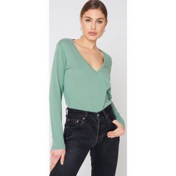 NA-KD Basic Top z dekoltem V - Green. Zielone topy damskie marki NA-KD Basic, bez wzorów, z bawełny, bez kołnierzyka. W wyprzedaży za 29,18 zł.