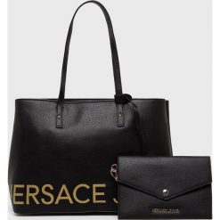 Versace Jeans - Torebka. Czarne torebki klasyczne damskie Versace Jeans, bez wzorów, z poliesteru, casualowe, na ramię, duże, bez dodatków. W wyprzedaży za 459,90 zł.