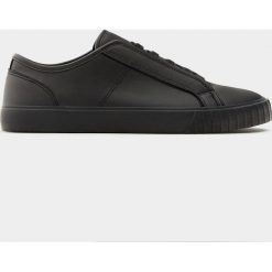 Czarne jednobarwne tenisówki. Czarne buty sportowe męskie marki Pull&Bear, bez wzorów, sportowe, bez zapięcia. Za 69,90 zł.