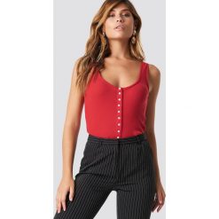 NA-KD Rozpinany top na ramiączkach - Red. Czerwone topy damskie marki NA-KD, bez wzorów, prążkowane, bez kołnierzyka. Za 80,95 zł.