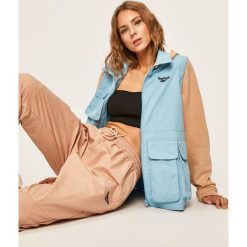Reebok Classic - Kurtka x Gigi Hadid. Niebieskie kurtki damskie Reebok Classic, s, bez wzorów, z bawełny, krótkie, z kapturem. W wyprzedaży za 259,90 zł.