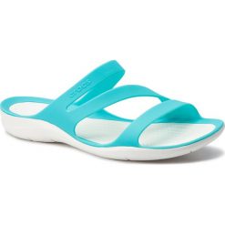 Klapki CROCS - Swiftwater Sandal W 203998 Pool/White. Niebieskie klapki damskie Crocs, bez wzorów, z tworzywa sztucznego, bez obcasa. W wyprzedaży za 129,00 zł.