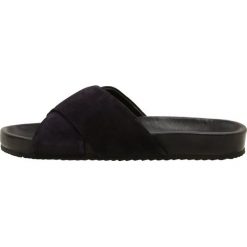 Klapki damskie: Filippa K NADIA Klapki navy suede