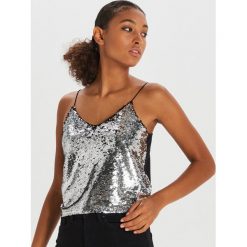 Cekinowy top - Jasny szary. Szare topy damskie Cropp, s, bez wzorów, bez kołnierzyka. Za 59,99 zł.