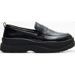 Półbuty slip on - Czarny. Czarne półbuty damskie Cropp, bez wzorów, bez obcasa, bez zapięcia. W wyprzedaży za 76,99 zł.