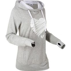 Szorty z falbaną bonprix czarny w tropikalny deseń. Czarne bluzy damskie bonprix, na lato, w kwiaty. Za 37,99 zł.