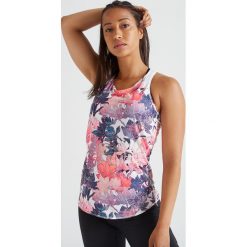 Top fitness kardio damski 500 z nadrukiem (kwiaty). Różowe topy damskie DOMYOS, z nadrukiem, z elastanu, bez rękawów, na fitness i siłownię. Za 39,99 zł.