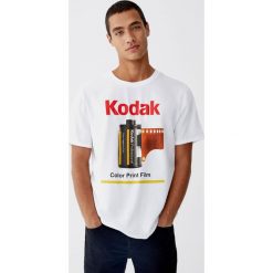 Koszulka Kodak z kliszą. Białe koszulki męskie marki Pull&Bear, m, bez wzorów, bez kołnierzyka, z krótkim rękawem, krótkie. Za 59,90 zł.
