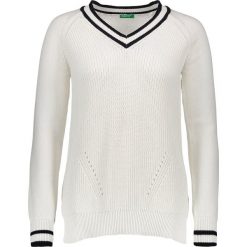 Sweter w kolorze białym. Białe swetry damskie Benetton, xs, bez wzorów, z bawełny, bez rękawów, bez kaptura. W wyprzedaży za 84,95 zł.
