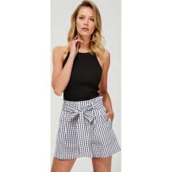 Top z prążkowanej dzianiny. Czarne bluzki damskie Moodo, xl, bez wzorów, z elastanu, bez kołnierzyka, bez rękawów. Za 29,99 zł.