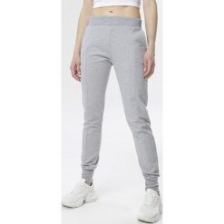 Szare Spodnie Dresowe Chenely. Szare spodnie dresowe damskie Born2be, s, z dresówki. Za 69,99 zł.