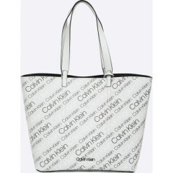 Calvin Klein - Torebka. Szare torebki klasyczne damskie marki Calvin Klein, ze skóry ekologicznej, na ramię, duże. W wyprzedaży za 479,90 zł.