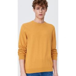 Gładki sweter z półokrągłym dekoltem - Żółty. Żółte swetry męskie Sinsay, s, bez wzorów, bez kołnierzyka, bez kaptura. Za 39,99 zł.