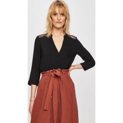 Vero Moda - Bluzka. Białe koszule damskie Vero Moda, na co dzień, s, w koronkowe wzory, z tkaniny, eleganckie, ze stójką, bez rękawów. W wyprzedaży za 69,90 zł.