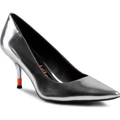 Szpilki CALVIN KLEIN - Ariah B4E1629 Silver. Szare półbuty damskie Calvin Klein, bez wzorów, ze skóry ekologicznej, bez obcasa, na obcasie, bez zapięcia. W wyprzedaży za 319,00 zł.