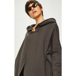Femi Stories - Bluza Oshi. Szare bluzy damskie z kieszeniami marki Femi Stories, uniwersalny, z elastanu, z kapturem. W wyprzedaży za 239,90 zł.