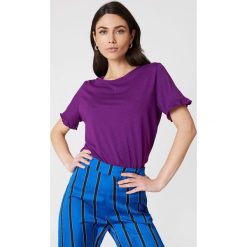 NA-KD T-shirt z falbanką - Purple. Fioletowe t-shirty damskie NA-KD, z bawełny, z falbankami. W wyprzedaży za 30,48 zł.