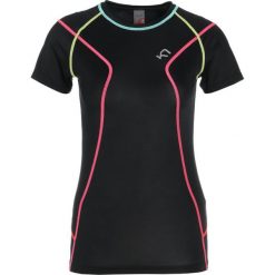 KariTraa LISE TEE Tshirt z nadrukiem black. Czarne topy sportowe damskie marki KariTraa, xs, z nadrukiem, z elastanu. Za 169,00 zł.