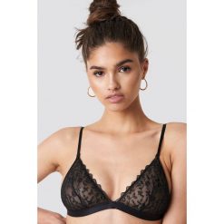NA-KD Lingerie Trójkątny biustonosz z haftem - Black. Czarne biustonosze bardotka NA-KD Lingerie, z haftami. Za 52,95 zł.