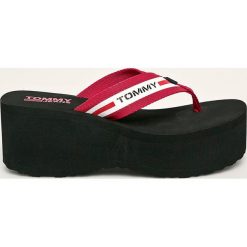 Tommy Jeans - Japonki. Czerwone klapki damskie Tommy Jeans, bez wzorów, z jeansu, bez obcasa, na obcasie. Za 249,90 zł.