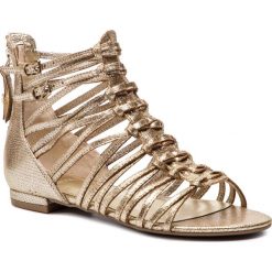 Sandały GUESS - Renata3 FL6RN3 LEM03 GOLD. Żółte klapki damskie Guess, z aplikacjami, ze skóry ekologicznej, bez obcasa, na obcasie. W wyprzedaży za 319,00 zł.