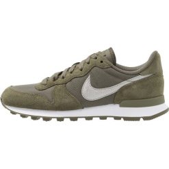 Nike Sportswear INTERNATIONALIST Sneakersy niskie med olive/white. Zielone trampki i tenisówki damskie Nike Sportswear, bez wzorów, ze skóry, bez zapięcia. Za 379,00 zł.
