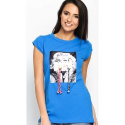 Niebieski T-shirt Used Famous. Niebieskie bluzki z odkrytymi ramionami Born2be, s, z nadrukiem, z okrągłym kołnierzem, z krótkim rękawem. Za 49,99 zł.