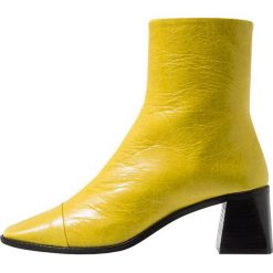 Topshop MURIEL Botki yellow. Żółte botki damskie marki Topshop, ze skóry, klasyczne, bez obcasa, bez zapięcia. Za 459,00 zł.