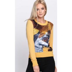Żółta Bluza Photo Essay. Żółte bluzy z nadrukiem damskie Born2be, l, z satyny, z długim rękawem, długie. Za 29,99 zł.