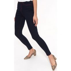 Spodnie jeansowe z czerwoną nitką. Czerwone spodnie damskie Top Secret, s, z jeansu. W wyprzedaży za 44,99 zł.