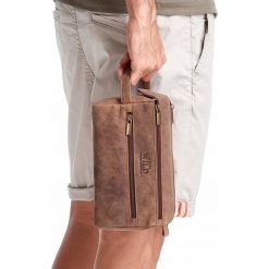 SASZETKA MĘSKA SKÓRZANA Z PASKIEM NA NADGARSTEK. Torby męskie skórzane ALWAYS WILD, bez wzorów, na ramię. Za 175,90 zł.