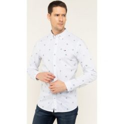 Koszula Tommy Jeans Ditsy DM0DM07130. Białe koszule męskie Tommy Jeans, xl, bez wzorów, z bawełny, casualowe, bez kołnierzyka, bez rękawów. W wyprzedaży za 239,00 zł.