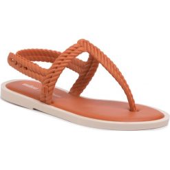 Sandały MELISSA - Flash Sandal + Salinas 32630 Orange/Beige 52050. Pomarańczowe klapki damskie Melissa, bez wzorów, z tworzywa sztucznego, bez obcasa, na obcasie. Za 299,00 zł.