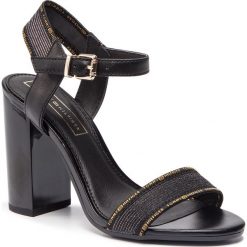 Sandały TOMMY HILFIGER - Tommy Glitter High Heeled Sandal FW0FW04004 Silver 000. Czarne klapki damskie TOMMY HILFIGER, z aplikacjami, ze skóry ekologicznej, bez obcasa, na obcasie. W wyprzedaży za 379,00 zł.
