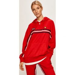 Ellesse - Bluza. Czerwone bluzy damskie Ellesse, z aplikacjami, z poliesteru, bez rękawów, z kapturem. W wyprzedaży za 199,90 zł.