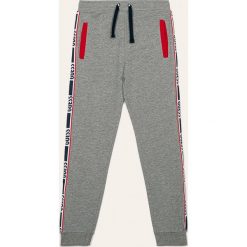 Guess Jeans - Spodnie dziecięce 118-175 cm. Szare spodnie chłopięce Guess Jeans, z aplikacjami, z bawełny. Za 159,90 zł.