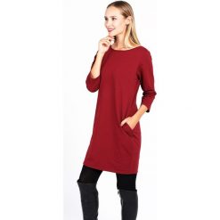 Sukienka - 30-87130 BORD. Czerwone sukienki damskie Unisono, s, bez wzorów, z elastanu, z dekoltem na plecach, bez rękawów. Za 59,00 zł.