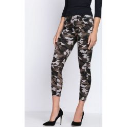 Moro Legginsy So Close. Brązowe legginsy we wzory marki Born2be, z materiału, na obcasie. Za 24,99 zł.