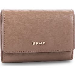 Mały Portfel Damski DKNY - Bryant Card Case Id R82Z3503 Desert DES 253. Pomarańczowe portfele damskie DKNY, bez wzorów, ze skóry. W wyprzedaży za 239,00 zł.