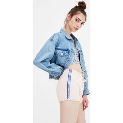 Spodenki sportowe z lampasami z napisami. Czerwone spodenki sportowe męskie Pull&Bear. Za 34,90 zł.