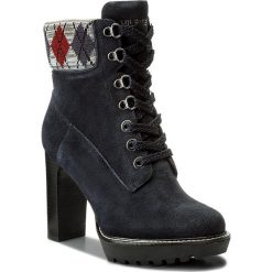 Botki TOMMY HILFIGER - Ileen 18B1 FW0FW01797 Midnight 403. Niebieskie botki damskie lity TOMMY HILFIGER, z materiału, eleganckie, na sznurówki. W wyprzedaży za 409,00 zł.
