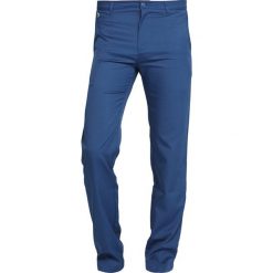 Lacoste Sport Spodnie materiałowe inkwell. Niebieskie spodnie męskie marki Lacoste Sport, m, bez wzorów, z poliesteru, sportowe, długie. Za 629,00 zł.