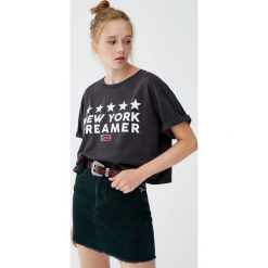 Krótka koszulka z napisem i flagą. Koszulki damskie Pull&Bear. Za 49,90 zł.
