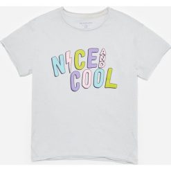 Bawełniany t-shirt z nadrukiem - Jasny szary. Szare t-shirty męskie Reserved, z nadrukiem, z bawełny, bez kołnierzyka. Za 24,99 zł.