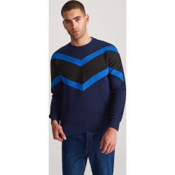 Bluza z geometrycznymi wstawkami - Niebieski. Niebieskie bluzy męskie Reserved, xl, w geometryczne wzory. W wyprzedaży za 59,99 zł.