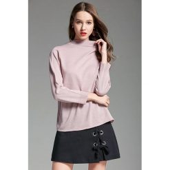 Sweter w kolorze jasnoróżowym. Różowe swetry damskie Swetry na chłodne dni, bez wzorów, bez rękawów, bez kaptura. W wyprzedaży za 107,95 zł.