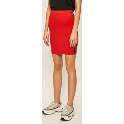 Calvin Klein Jeans - Spódnica. Szare spódniczki damskie s, z aplikacjami, z elastanu, casualowe, mini, ołówkowe. Za 299,90 zł.