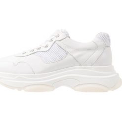 Dune London ESCAPE Sneakersy niskie white. Białe trampki i tenisówki damskie marki Dune London, bez wzorów, z poliesteru, bez zapięcia. W wyprzedaży za 503,20 zł.