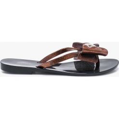 Melissa - Japonki Harmonic XIII. Czarne klapki damskie Melissa, bez wzorów, z materiału, bez obcasa, na obcasie. W wyprzedaży za 99,90 zł.