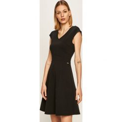 Armani Exchange - Sukienka. Pomarańczowe sukienki damskie Armani Exchange, na co dzień, s, bez wzorów, z elastanu, biznesowe, bez kołnierzyka, z krótkim rękawem, krótkie, mini, proste. Za 599,90 zł.